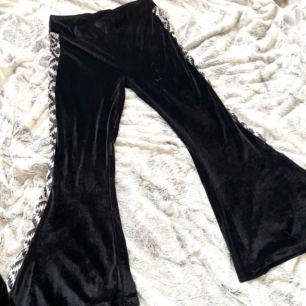 Black Velvet Two-Piece Set Aztec Patterned Side Trim jacket XL flare leg pants L - Picture 7 of 8